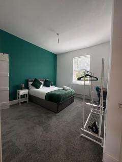 Stylish 2-Bed Runcorn Home Contractors & Families - 1