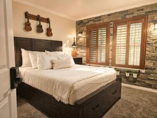 Private Bedroom Suite w Hot Tub and Arcade - 0