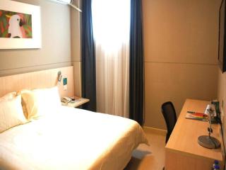 Century Star Urumqi Changjiang Road Hotel - 3