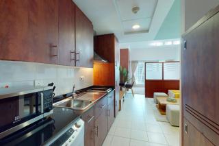 Vacationer Holiday Homes I Vibrant Studio I Waterfront Lake View I Steps to DMCC Metro Station - Dubai - 4