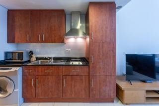 Vacationer Holiday Homes I Vibrant Studio I Waterfront Lake View I Steps to DMCC Metro Station - Dubai - 3