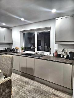 No 14 - Part of The Langley Collection - 3 bed, fully equipped kitchen, 20 min to Banniskirk - 3
