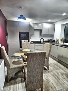 No 14 - Part of The Langley Collection - 3 bed, fully equipped kitchen, 20 min to Banniskirk - 4