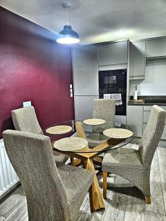 No 14 - Part of The Langley Collection - 3 bed, fully equipped kitchen, 20 min to Banniskirk - 1