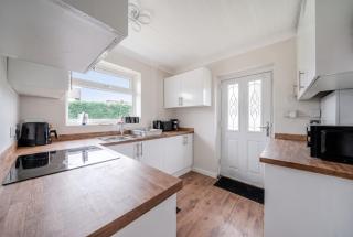 Detached Bungalow in Batley, Sleeps 5, Parking - 3