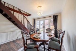 Detached Bungalow in Batley, Sleeps 5, Parking - 8