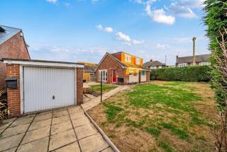 Detached Bungalow in Batley, Sleeps 5, Parking - 1