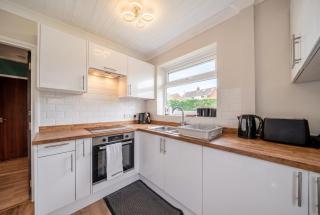 Detached Bungalow in Batley, Sleeps 5, Parking - 9