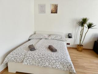 3-Bedroom Long-Term Apartment with Free Parking - 1