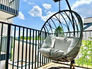Modern Apartment with Balcony & Free Parking near Metro - 0