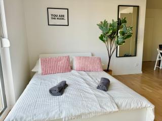 Modern Stylish Apartment with Balcony near Vienna - 0