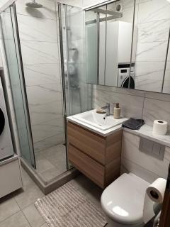 Spacious 1 Bedroom Apartment with 85in TV & Ocean View - 1
