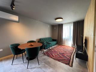 Modern 1BR Apartment, Spacious Balcony, Fast WiFi & Free Parking - 2