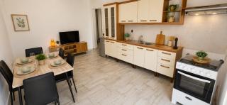 Sunny 2BR Apt with balcony 2 min from Estoril beach - 5