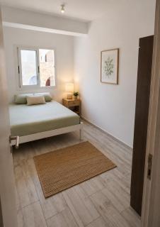 Sunny 2BR Apt with balcony 2 min from Estoril beach - 1