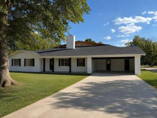 McKnight Manor 5BR 4 BA Delta Getaway in Mound Bayou - 0
