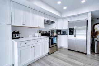 Palm Harbor Pool 4BR w Hot Tub, BBQ, Game Room - 4