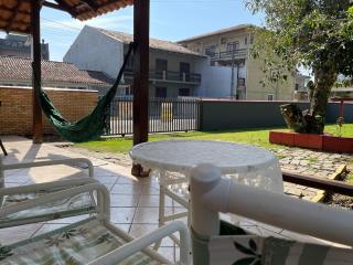 Casa Inteira a 100 m da Praia da Enseada em São Francisco do Sul com 2 Quartos para 6 Hóspedes Ar-Condicionado WiFi e Estacionamento - 1