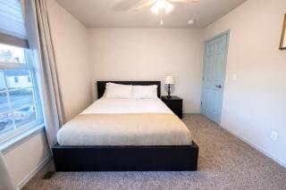Entire Upper Home with Fast Wi-Fi - 20 Min from SEATAC Airport, Free Parking - 1