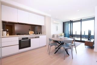 Skyline 2BR With Secure Parking Step To Tram - 8