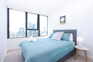 Skyline 2BR With Secure Parking Step To Tram - 7