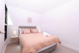 Skyline 2BR With Secure Parking Step To Tram - 4
