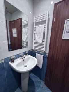 1 Two bed flat with shared indoor swimming pool - 4