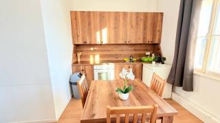 Spacious Apartment for Group Stays - 15 Min from Airport & City Center, 5 Min from Vienna Main-Bus Station EZ11 - 1