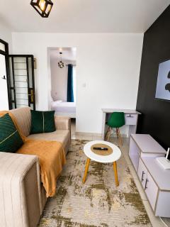 Cozy Racecourse Studio with Pool, WiFi & Parking -Legatus Cozy Homes - 6