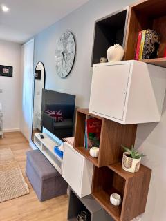 Victory Suites - 7th-Floor Studio with Balcony, Pool, Gym - 1