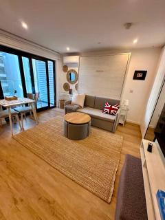 Victory Suites - 7th-Floor Studio with Balcony, Pool, Gym - 9