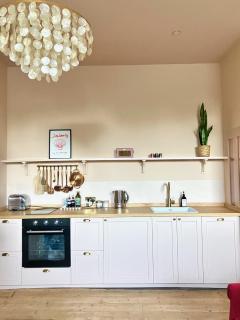 Stylish 2 bed Apt 15 min walk to beach or harbour - 3
