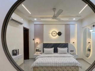 Emaar Reef Tower Luxury 1-Bedroom Sea View Apartment - 3