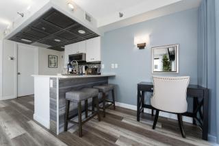 Fireworks View Getaway with Terrace and Kitchenette - Orlando - 2