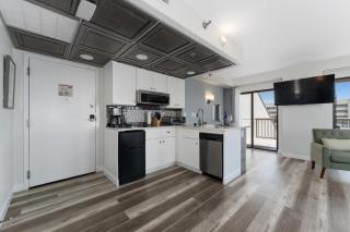 Fireworks View Getaway with Terrace and Kitchenette - Orlando - 4