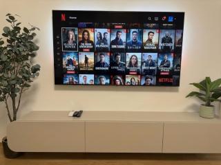 Luxury OpenSpace Apartment-Brand New 65-inch Smart TV, Dryer, Built-in closet - 9