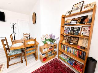 Free Parking Gloucester Rd 2-Bed Flat Sleeps 6 - 8