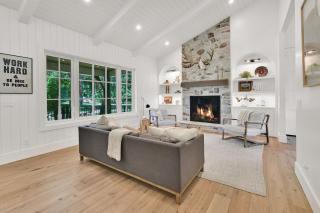 Luxurious Lake-View Retreat in Historic Old Huntsville Spa Sauna Hot Tub Heated Driveway - 9