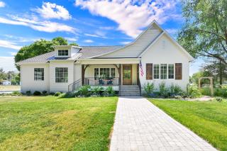 Luxurious Lake-View Retreat in Historic Old Huntsville Spa Sauna Hot Tub Heated Driveway - 0