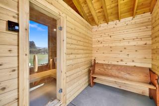 Luxurious Lake-View Retreat in Historic Old Huntsville Spa Sauna Hot Tub Heated Driveway - 6