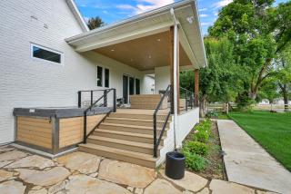 Luxurious Lake-View Retreat in Historic Old Huntsville Spa Sauna Hot Tub Heated Driveway - 7