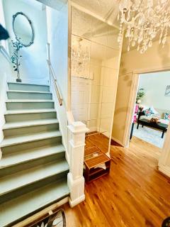 Your Niagara Falls Getaway 4BR Home for 7 - 8
