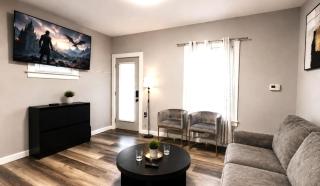 Charming Niagara Falls Home 3BR Sleeps 8 - 0