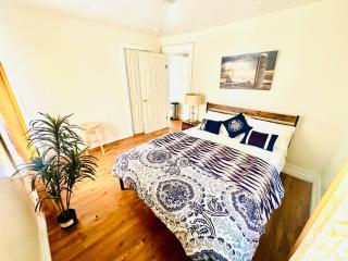 Your Niagara Falls Getaway 4BR Home for 7 - 7