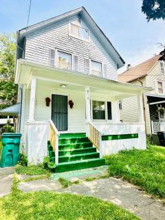 Your Niagara Falls Getaway 4BR Home for 7 - 3