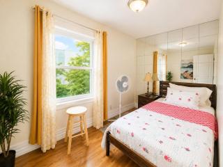 Your Niagara Falls Getaway 4BR Home for 7 - 2