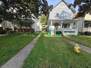 Your Niagara Falls Getaway 4BR Home for 7 - 1