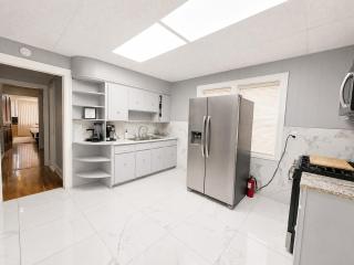 Charming 5 Bedroom Single Family Front House - 4