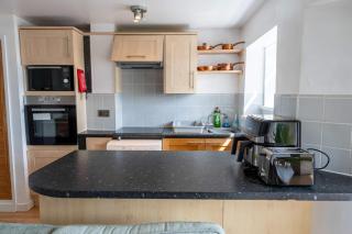 Comfortable 1-Bed Flat in Devonport by MCPI Hosting, Ideal for Contractors & Business Stays with Free WiFi & Full Kitchen - 1