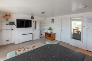 Comfortable 1-Bed Flat in Devonport by MCPI Hosting, Ideal for Contractors & Business Stays with Free WiFi & Full Kitchen - 1